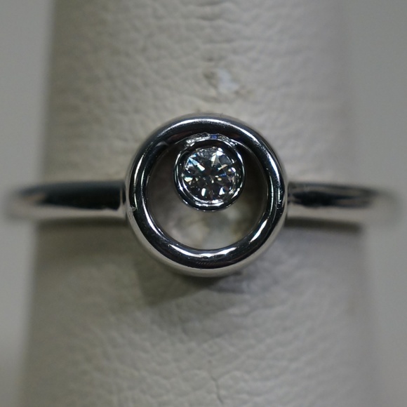 Jewelry - 14KW Gold Circle Ring With Genuine Diamond